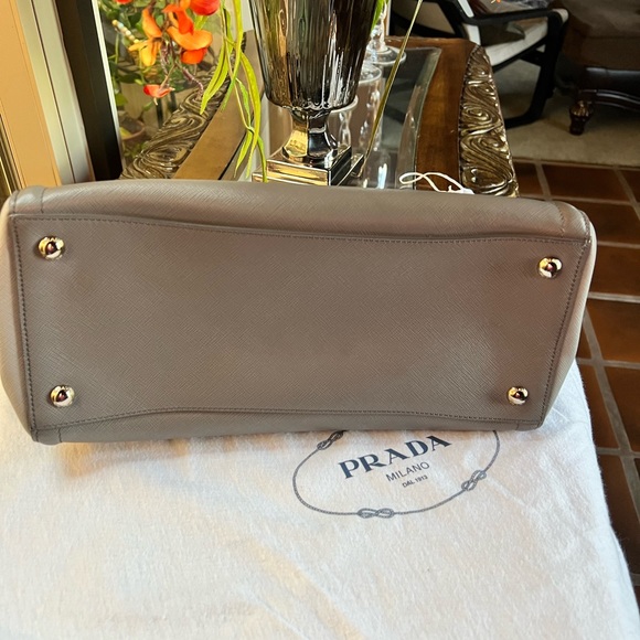 Medium size Prada grey saffiano - Picture 3 of 11